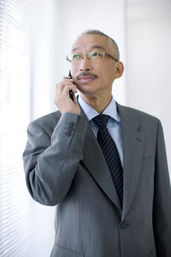 东方人,中年人,一个人,商务人士,商务男性,办公室,站,打电话,竖图,室内,白天,正面,仰视,衬衫,窗户,窗帘,电话,手机,亚洲,仅一个男性,仅一个人,仅一个中年男性,套装,眼镜,领带,拿,拿着,黄种人,通讯设备,玻璃窗,白色,站着,商务装,近视眼镜,工薪阶层,交流,中年男性,亚洲人,白领,上班族,沟通,通话,站立,半身,彩图,低角度拍摄,衬衣,短发