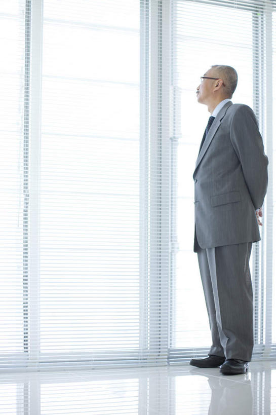 东方人,中年人,一个人,商务人士,商务男性,办公室,站,竖图,室内,白天,侧面,衬衫,窗户,落地窗,亚洲,仅一个男性,仅一个人,仅一个中年男性,套装,瓷砖,地砖,眼镜,领带,地面,注视,黄种人,玻璃窗,白色,观察,看,站着,观看,察看,关注,商务装,近视眼镜,工薪阶层,背手,中年男性,亚洲人,白领,上班族,站立,彩图,全身,衬衣,短发