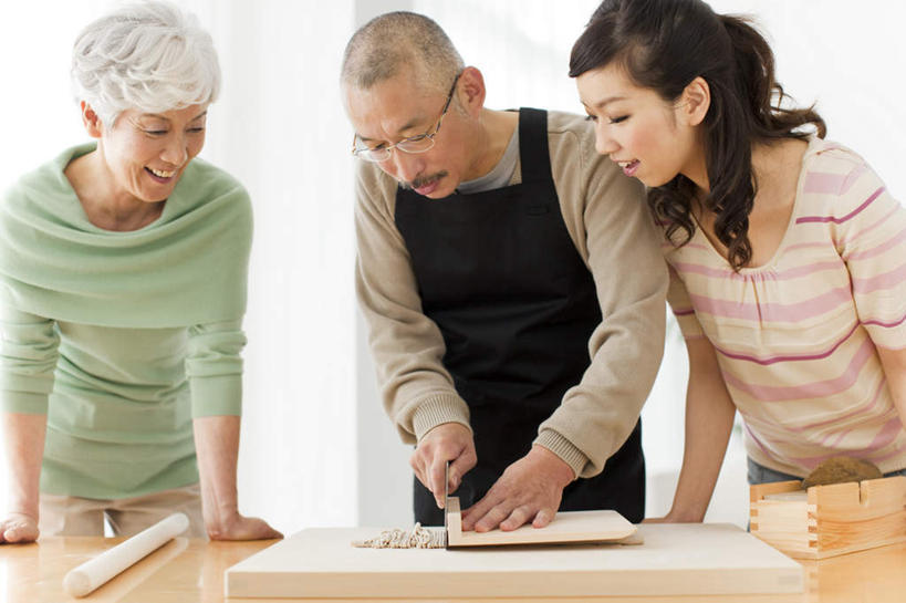 东方人,老年人,三个人,家庭,夫妻,母亲,父亲,女儿,站,横图,室内,白天,正面,爱情,餐桌,窗户,桌面,桌子,金属制品,亚洲,切开,制作,阴影,服装,反射,金属,工具,围裙,眼镜,影子,案板,刀具,浪漫,拿,拿着,注视,休闲装,黄种人,玻璃窗,砧板,衣服,黑色,刀,观察,看,切,站着,休闲,温暖,温馨,父女,母女,一家人,休闲服,恩爱,父爱,母爱,恋人,服饰,餐台,观看,和睦,察看,关注,菜刀,近视眼镜,剖面,切面,切菜刀,老年男性,老年女性,男人,男性,年轻女性,女人,女性,亚洲人,夫妇,情侣,站立,半身,彩图,伴侣,融洽,料理台