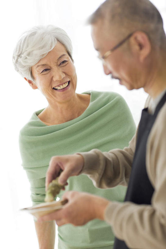 东方人,老年人,两个人,家庭,夫妻,站,笑,微笑,露齿笑,竖图,室内,白天,正面,爱情,窗户,餐具,亚洲,制作,阴影,服装,反射,碟子,盘,围裙,眼镜,影子,鱼干,浪漫,拿,拿着,注视,休闲装,黄种人,玻璃窗,衣服,黑色,盘子,碟,观察,看,站着,休闲,温暖,温馨,一家人,休闲服,恩爱,恋人,服饰,观看,和睦,察看,关注,近视眼镜,老年男性,老年女性,男人,男性,女人,女性,亚洲人,夫妇,情侣,站立,半身,彩图,伴侣,融洽