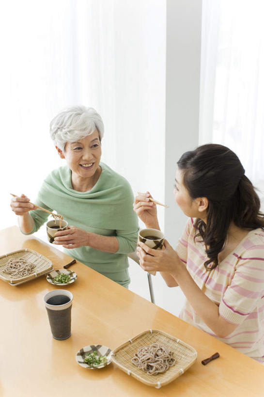 面食,面条,东方人,两个人,家庭,母亲,女儿,坐,竖图,俯视,室内,白天,窗户,筷子,餐具,亚洲,阴影,服装,反射,碟子,盘,影子,墙,面,拿,拿着,注视,休闲装,黄种人,文化,传统,拉面,玻璃窗,墙壁,墙面,衣服,黑色,盘子,碟,观察,看,休闲,温暖,温馨,母女,一家人,休闲服,母爱,服饰,荞麦面,观看,礼节,和睦,察看,关注,礼仪,老年女性,年轻女性,女人,女性,亚洲人,长发,进餐用具,坐着,半身,彩图,高角度拍摄,融洽