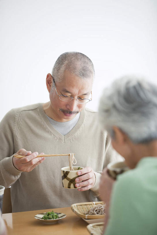 面食,面条,东方人,老年人,背部,两个人,家庭,夫妻,坐,竖图,室内,白天,正面,爱情,餐桌,窗户,桌子,亚洲,阴影,服装,反射,眼镜,影子,墙,面,浪漫,拿,拿着,注视,休闲装,黄种人,拉面,玻璃窗,墙壁,墙面,衣服,碗,观察,看,休闲,温暖,温馨,一家人,休闲服,恩爱,恋人,服饰,荞麦面,餐台,观看,和睦,察看,关注,近视眼镜,老年男性,老年女性,男人,男性,女人,女性,亚洲人,夫妇,情侣,坐着,半身,彩图,伴侣,融洽