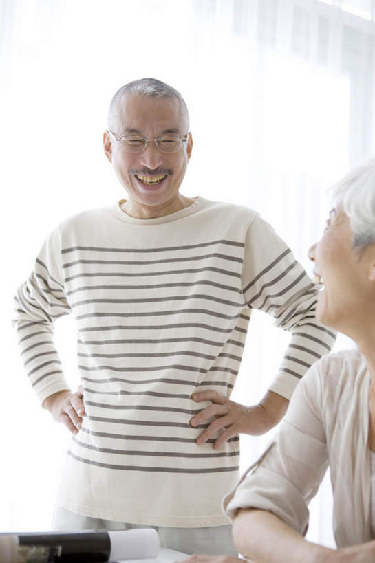 东方人,老年人,两个人,家庭,夫妻,站,坐,竖图,室内,白天,正面,爱情,窗户,亚洲,阴影,条纹,服装,反射,眼镜,影子,浪漫,注视,休闲装,黄种人,手叉腰,玻璃窗,衣服,叉腰,观察,看,站着,休闲,温暖,温馨,一家人,休闲服,恩爱,恋人,服饰,观看,和睦,察看,关注,近视眼镜,老年男性,老年女性,男人,男性,女人,女性,亚洲人,夫妇,情侣,站立,坐着,半身,彩图,伴侣,融洽