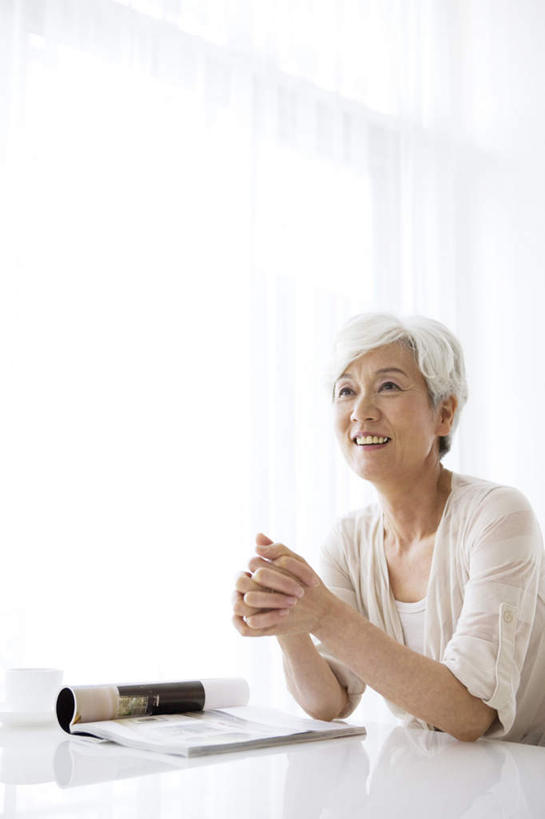 东方人,一个人,坐,笑,双手交叉,微笑,露齿笑,竖图,室内,白天,正面,阅读,餐桌,窗户,桌子,杂志,亚洲,仅一个女性,仅一个人,一本,学习,阴影,服装,反射,影子,墙,注视,休闲装,黄种人,玻璃窗,墙壁,墙面,衣服,观察,看,休闲,休闲服,读书,浏览,服饰,仅一个老年女性,餐台,观看,察看,双手抱胸,关注,老年女性,女人,女性,亚洲人,坐着,半身,彩图