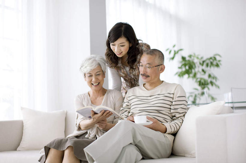 东方人,老年人,三个人,家庭,夫妻,母亲,父亲,女儿,站,坐,横图,室内,白天,正面,衬衫,爱情,阅读,窗户,杂志,亚洲,学习,阴影,条纹,服装,朦胧,模糊,反射,方格,格子,眼镜,影子,浪漫,拿,拿着,注视,休闲装,黄种人,玻璃窗,衣服,黑色,观察,看,站着,休闲,温暖,温馨,父女,母女,一家人,休闲服,恩爱,父爱,母爱,读书,浏览,恋人,服饰,观看,和睦,察看,关注,近视眼镜,老年男性,老年女性,男人,男性,年轻女性,女人,女性,亚洲人,长发,夫妇,情侣,站立,坐着,半身,彩图,衬衣,伴侣,融洽