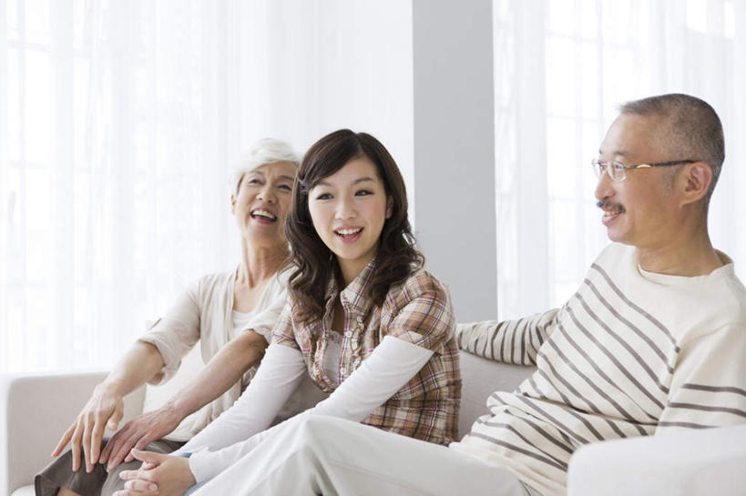 东方人,老年人,三个人,家庭,夫妻,母亲,父亲,女儿,坐,笑,微笑,露齿笑,横图,室内,白天,正面,衬衫,爱情,窗户,沙发,亚洲,阴影,条纹,服装,朦胧,模糊,反射,方格,格子,眼镜,影子,浪漫,注视,休闲装,黄种人,玻璃窗,衣服,观察,看,休闲,温暖,温馨,父女,母女,一家人,休闲服,恩爱,父爱,母爱,恋人,服饰,观看,和睦,察看,关注,近视眼镜,老年男性,老年女性,男人,男性,年轻女性,女人,女性,亚洲人,夫妇,情侣,坐着,半身,彩图,衬衣,伴侣,融洽,皮沙发