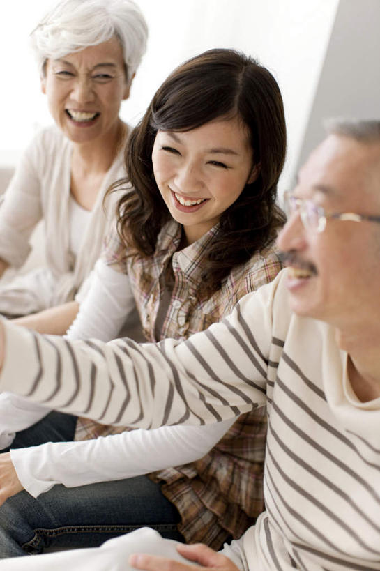 东方人,老年人,三个人,家庭,夫妻,母亲,父亲,女儿,坐,笑,微笑,露齿笑,竖图,俯视,室内,白天,衬衫,爱情,窗户,沙发,亚洲,阴影,条纹,服装,朦胧,模糊,反射,方格,格子,眼镜,影子,浪漫,注视,休闲装,黄种人,玻璃窗,衣服,观察,看,休闲,温暖,温馨,父女,母女,一家人,休闲服,恩爱,父爱,母爱,恋人,服饰,观看,和睦,察看,关注,近视眼镜,老年男性,老年女性,男人,男性,年轻女性,女人,女性,亚洲人,夫妇,情侣,坐着,半身,彩图,高角度拍摄,衬衣,伴侣,融洽,皮沙发