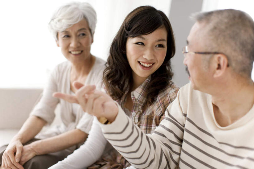 东方人,老年人,三个人,家庭,夫妻,母亲,父亲,女儿,坐,笑,微笑,露齿笑,横图,室内,白天,正面,衬衫,爱情,窗户,沙发,亚洲,指,阴影,条纹,服装,朦胧,模糊,反射,方格,格子,眼镜,影子,浪漫,注视,休闲装,黄种人,方向,玻璃窗,衣服,黑色,观察,看,手势,休闲,温暖,温馨,父女,母女,一家人,休闲服,恩爱,父爱,母爱,恋人,服饰,观看,和睦,察看,指向,食指,关注,近视眼镜,老年男性,老年女性,男人,男性,年轻女性,女人,女性,亚洲人,长发,夫妇,情侣,坐着,半身,彩图,衬衣,伴侣,融洽,皮沙发