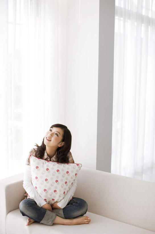 东方人,一个人,坐,笑,盘腿,微笑,露齿笑,竖图,室内,白天,正面,衬衫,窗户,靠垫,沙发,亚洲,仅一个年轻女性,仅一个女性,仅一个人,阴影,服装,反射,方格,格子,影子,靠枕,拿,拿着,注视,休闲装,黄种人,玻璃窗,衣服,黑色,垫子,枕头,观察,看,休闲,休闲服,服饰,观看,察看,关注,年轻女性,女人,女性,亚洲人,长发,盘腿而坐,盘膝,盘着腿的,盘着腿坐,双腿交叉,坐着,彩图,全身,衬衣,皮沙发