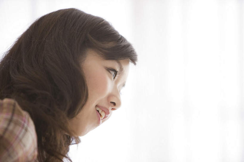 东方人,一个人,站,笑,微笑,横图,室内,特写,白天,侧面,衬衫,窗户,窗帘,亚洲,仅一个年轻女性,仅一个女性,仅一个人,阴影,服装,装饰,反射,方格,格子,影子,注视,休闲装,黄种人,玻璃窗,衣服,黑色,帘子,观察,看,站着,休闲,休闲服,遮阳,服饰,观看,华丽,修饰,点缀,察看,关注,衬托,美观,雅致,雅观,年轻女性,女人,女性,亚洲人,长发,站立,半身,彩图,衬衣