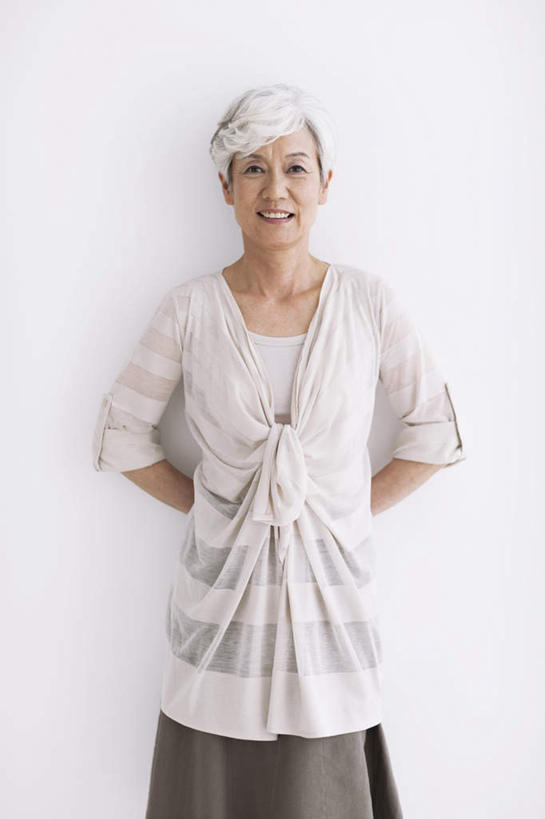 东方人,头发,一个人,站,笑,微笑,露齿笑,竖图,室内,白天,白色背景,正面,亚洲,仅一个女性,仅一个人,条纹,服装,墙,注视,休闲装,黄种人,墙壁,墙面,衣服,白色,观察,看,站着,休闲,休闲服,摄影,服饰,仅一个老年女性,影棚,观看,察看,关注,背手,老年女性,女人,女性,亚洲人,站立,半身,彩图,影棚拍摄,拍摄