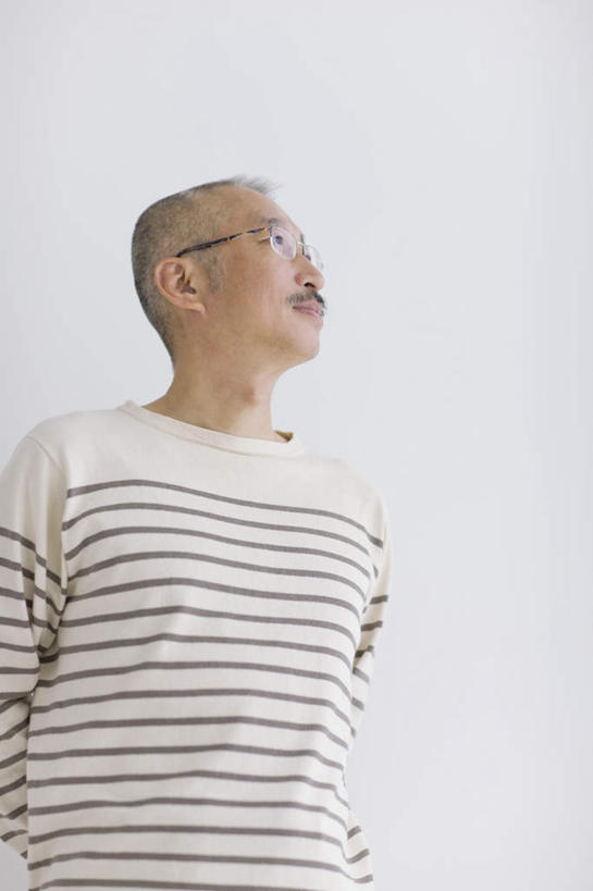 东方人,一个人,站,笑,微笑,竖图,室内,白天,白色背景,正面,亚洲,仅一个男性,仅一个人,条纹,服装,眼镜,墙,注视,休闲装,黄种人,墙壁,墙面,衣服,观察,看,站着,仅一个老年男性,休闲,休闲服,摄影,服饰,影棚,观看,察看,关注,近视眼镜,老年男性,男人,男性,亚洲人,站立,半身,彩图,影棚拍摄,拍摄