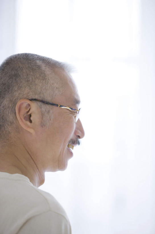 东方人,一个人,站,笑,微笑,竖图,室内,特写,白天,白色背景,侧面,亚洲,仅一个男性,仅一个人,服装,眼镜,墙,注视,休闲装,黄种人,墙壁,墙面,衣服,观察,看,站着,仅一个老年男性,休闲,休闲服,摄影,服饰,影棚,观看,察看,关注,近视眼镜,老年男性,男人,男性,亚洲人,站立,半身,彩图,影棚拍摄,拍摄