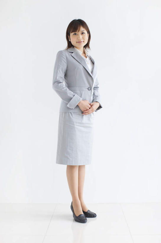 东方人,一个人,商务人士,商务女性,站,笑,微笑,露齿笑,竖图,室内,白天,白色背景,正面,亚洲,仅一个年轻女性,仅一个女性,仅一个人,套装,棕色,注视,黄种人,观察,看,站着,摄影,影棚,观看,察看,关注,商务装,工薪阶层,年轻女性,女人,女性,亚洲人,白领,上班族,站立,彩图,全身,影棚拍摄,拍摄,短发