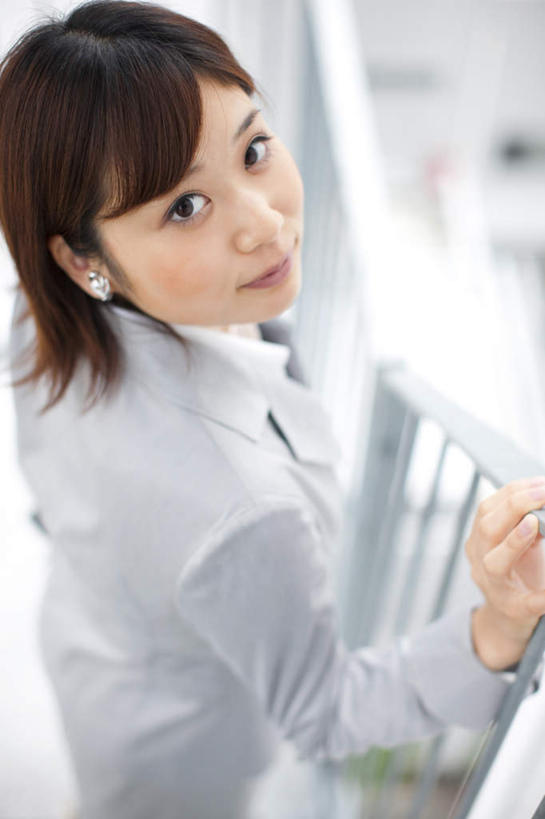 东方人,一个人,商务人士,商务女性,栏杆,站,竖图,俯视,室内,白天,亚洲,仅一个年轻女性,仅一个女性,仅一个人,套装,朦胧,模糊,围栏,棕色,注视,黄种人,护栏,观察,看,站着,观看,察看,关注,商务装,工薪阶层,年轻女性,女人,女性,亚洲人,白领,上班族,抬头,仰头,站立,半身,彩图,高角度拍摄,短发