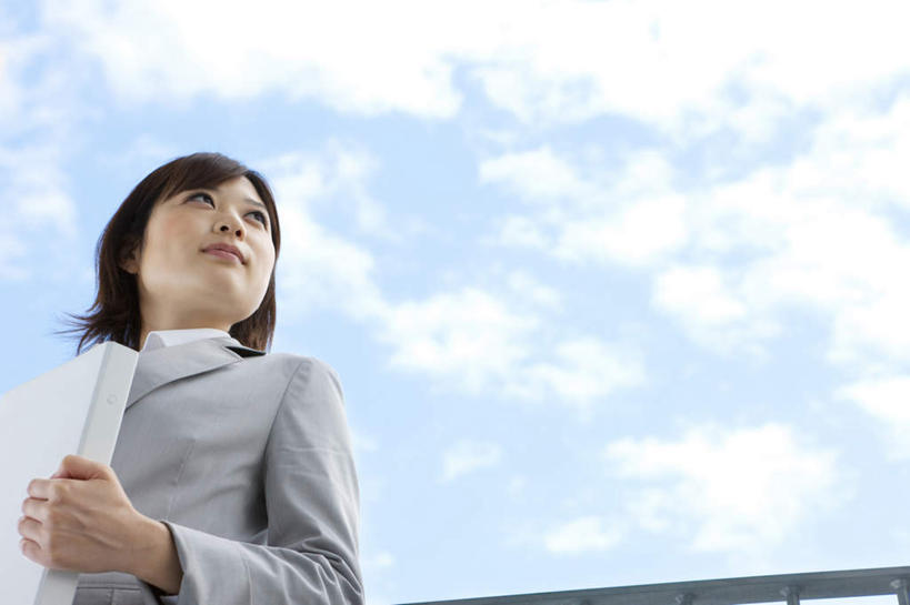 东方人,一个人,商务人士,商务女性,站,抱,横图,室外,白天,仰视,亚洲,仅一个年轻女性,仅一个女性,仅一个人,套装,材料,档案,文件,云,云朵,棕色,云彩,注视,黄种人,蓝色,白云,蓝天,天空,资料,天,观察,看,站着,晴朗,抱着,观看,察看,搂着,关注,文档,商务装,工薪阶层,年轻女性,女人,女性,亚洲人,白领,上班族,晴空,搂,搂抱,站立,半身,彩图,低角度拍摄,短发