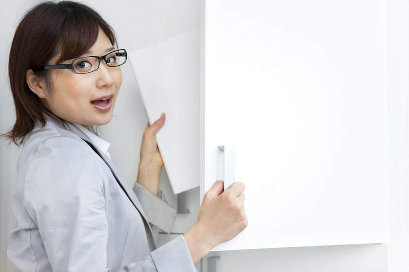 东方人,一个人,商务人士,商务女性,站,横图,室内,白天,侧面,亚洲,仅一个年轻女性,仅一个女性,仅一个人,套装,材料,档案,文件,眼镜,棕色,拿,拿着,注视,黄种人,资料,观察,看,站着,观看,察看,关注,文档,商务装,近视眼镜,工薪阶层,年轻女性,女人,女性,亚洲人,白领,上班族,站立,半身,彩图,短发