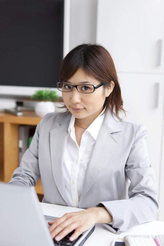 东方人,一个人,商务人士,商务女性,坐,竖图,室内,白天,正面,电脑,笔记本电脑,桌子,亚洲,仅一个年轻女性,仅一个女性,仅一个人,敲打,套装,网络,眼镜,办公桌,墙,棕色,注视,黄种人,输入,通讯设备,墙壁,墙面,打字,观察,看,观看,点击,敲击,察看,无线,关注,通信设备,商务装,无线网络,近视眼镜,无线上网,便携式电脑,工薪阶层,按键,手提电脑,年轻女性,女人,女性,亚洲人,白领,上班族,坐着,半身,彩图,短发