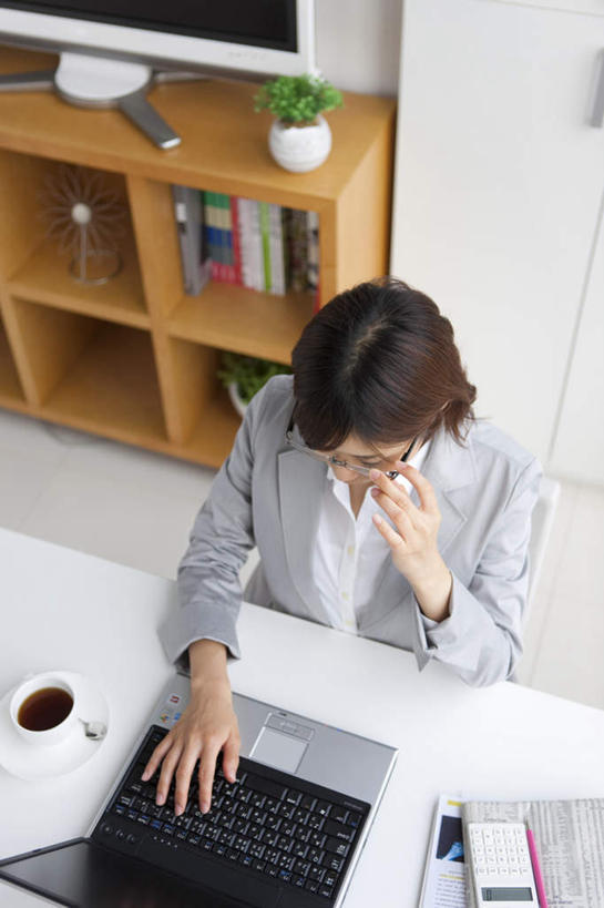 咖啡,东方人,一个人,商务人士,商务女性,坐,竖图,俯视,室内,白天,幸福,电脑,笔记本电脑,桌子,杯子,餐具,亚洲,仅一个年轻女性,仅一个女性,仅一个人,敲打,套装,网络,瓷器,碟子,盘,眼镜,办公桌,墙,棕色,咖啡杯,陶瓷制品,拿,拿着,注视,黄种人,娱乐,输入,通讯设备,墙壁,墙面,饮料,盘子,碟,打字,观察,看,享受,休闲,温馨,放松,乐趣,观看,点击,敲击,察看,提神,无线,舒适,关注,瓷杯,醒脑,通信设备,商务装,无线网络,近视眼镜,无线上网,便携式电脑,工薪阶层,软饮料,按键,手提电脑,年轻女性,女人,女性,亚洲人,白领,上班族,坐着,半身,彩图,高角度拍摄,短发