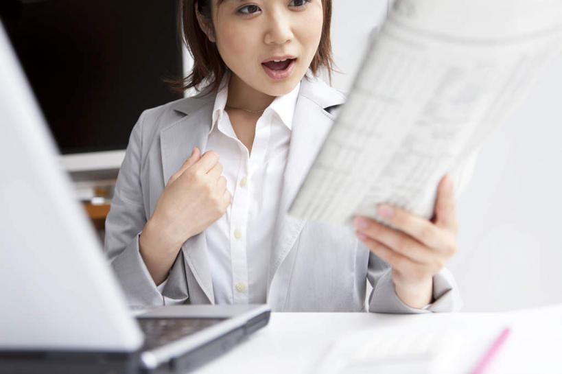 东方人,一个人,商务人士,商务女性,坐,横图,室内,白天,正面,阅读,电脑,笔记本电脑,桌子,报纸,亚洲,仅一个年轻女性,仅一个女性,仅一个人,学习,套装,惊讶,网络,办公桌,棕色,拿,拿着,注视,黄种人,通讯设备,观察,看,张嘴,浏览,观看,惊奇,察看,无线,关注,通信设备,商务装,无线网络,张大嘴巴,无线上网,便携式电脑,工薪阶层,手提电脑,年轻女性,女人,女性,亚洲人,白领,上班族,张开嘴,坐着,半身,彩图,短发