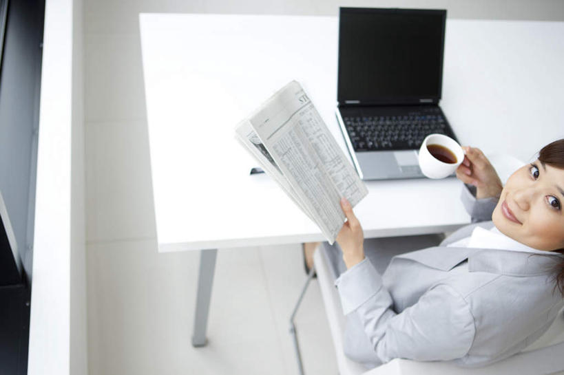 东方人,一个人,商务人士,商务女性,坐,笑,微笑,横图,俯视,室内,白天,阅读,电脑,笔记本电脑,桌子,报纸,杯子,亚洲,仅一个年轻女性,仅一个女性,仅一个人,学习,套装,网络,瓷器,办公桌,棕色,咖啡杯,陶瓷制品,拿,拿着,扭头,注视,黄种人,通讯设备,观察,看,转头,浏览,观看,察看,无线,关注,瓷杯,通信设备,商务装,无线网络,无线上网,便携式电脑,工薪阶层,手提电脑,年轻女性,女人,女性,亚洲人,白领,上班族,坐着,半身,彩图,高角度拍摄,短发