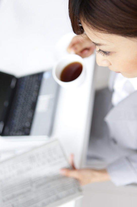 东方人,一个人,商务人士,商务女性,坐,竖图,俯视,室内,白天,电脑,笔记本电脑,桌子,杯子,亚洲,仅一个年轻女性,仅一个女性,仅一个人,套装,网络,瓷器,办公桌,棕色,咖啡杯,陶瓷制品,拿,拿着,注视,黄种人,通讯设备,观察,看,观看,察看,无线,关注,瓷杯,通信设备,商务装,无线网络,无线上网,便携式电脑,工薪阶层,手提电脑,年轻女性,女人,女性,亚洲人,白领,上班族,坐着,半身,彩图,高角度拍摄,短发