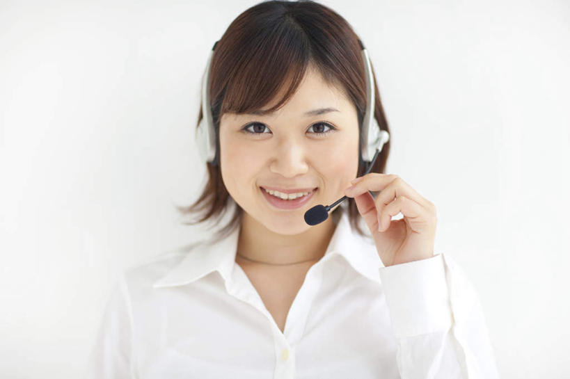 东方人,一个人,商务人士,商务女性,站,横图,室内,特写,白天,白色背景,正面,亚洲,仅一个年轻女性,仅一个女性,仅一个人,套装,墙,棕色,拿,话务员,拿着,注视,黄种人,墙壁,墙面,耳机,耳麦,话筒,观察,看,站着,摄影,影棚,观看,察看,麦克风,关注,商务装,工薪阶层,客服人员,电话销售,年轻女性,女人,女性,亚洲人,白领,接线员,上班族,站立,半身,彩图,影棚拍摄,拍摄,短发