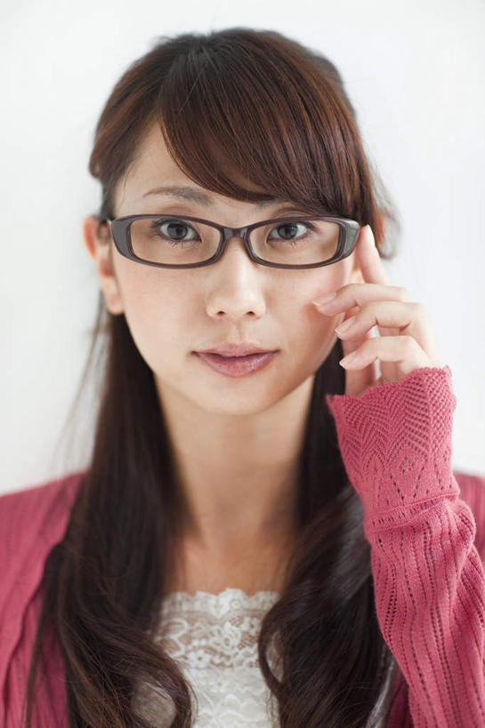 东方人,一个人,站,笑,微笑,竖图,室内,白天,白色背景,正面,亚洲,仅一个年轻女性,仅一个女性,仅一个人,撑,服装,眼镜,墙,注视,休闲装,黄种人,墙壁,墙面,衣服,红色,观察,看,站着,休闲,休闲服,摄影,服饰,影棚,观看,察看,撑着,关注,近视眼镜,年轻女性,女人,女性,亚洲人,长发,站立,半身,彩图,影棚拍摄,拍摄