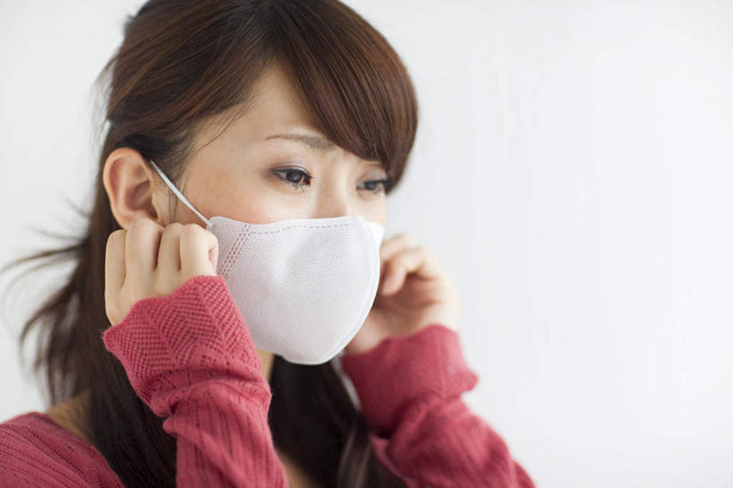 东方人,一个人,站,横图,室内,白天,白色背景,正面,亚洲,仅一个年轻女性,仅一个女性,仅一个人,服装,分离,墙,棕色,过滤,拿,分开,拿着,注视,休闲装,黄种人,墙壁,墙面,衣服,红色,口罩,观察,看,站着,休闲,休闲服,隔断,想,遮掩,摄影,服饰,影棚,观看,隔离,察看,卫生,掩盖,遮挡,关注,净化,间隔,预防,遮盖,防尘,掩饰,断绝,隔开,屏蔽,屏绝,远离,中断,阻遏,阻隔,年轻女性,女人,女性,亚洲人,长发,站立,半身,彩图,影棚拍摄,拍摄