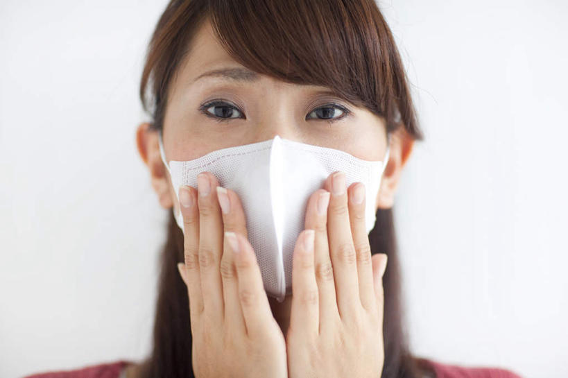 东方人,一个人,站,横图,室内,特写,白天,白色背景,正面,亚洲,仅一个年轻女性,仅一个女性,仅一个人,服装,分离,墙,棕色,过滤,拿,分开,拿着,注视,休闲装,黄种人,墙壁,墙面,衣服,红色,口罩,观察,看,站着,休闲,休闲服,隔断,遮掩,摄影,服饰,影棚,观看,隔离,察看,卫生,掩盖,遮挡,关注,净化,间隔,预防,遮盖,防尘,掩饰,断绝,隔开,屏蔽,屏绝,远离,中断,阻遏,阻隔,年轻女性,女人,女性,亚洲人,长发,站立,半身,彩图,影棚拍摄,拍摄