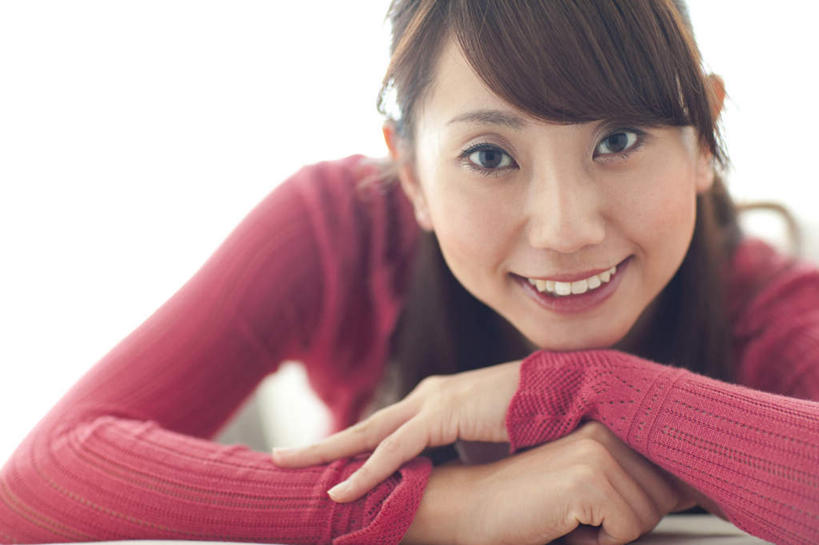 东方人,脸,头,脸颊,一个人,坐,横图,室内,特写,白天,正面,沙发,亚洲,仅一个年轻女性,仅一个女性,仅一个人,撑,阴影,服装,反射,影子,棕色,托腮,注视,休闲装,黄种人,衣服,红色,观察,看,托,休闲,休闲服,服饰,观看,察看,关注,托下巴,年轻女性,女人,女性,亚洲人,头部,长发,脸部,脸蛋,面部,坐着,半身,彩图,皮沙发