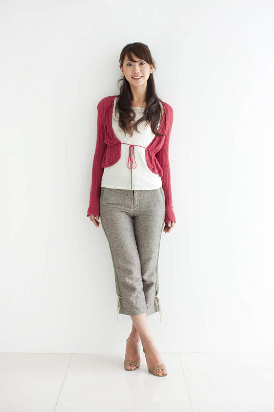 东方人,一个人,站,竖图,室内,白天,白色背景,正面,亚洲,仅一个年轻女性,仅一个女性,仅一个人,服装,棕色,注视,休闲装,黄种人,衣服,红色,观察,看,站着,休闲,休闲服,摄影,服饰,影棚,观看,察看,关注,年轻女性,女人,女性,亚洲人,长发,站立,彩图,全身,影棚拍摄,拍摄