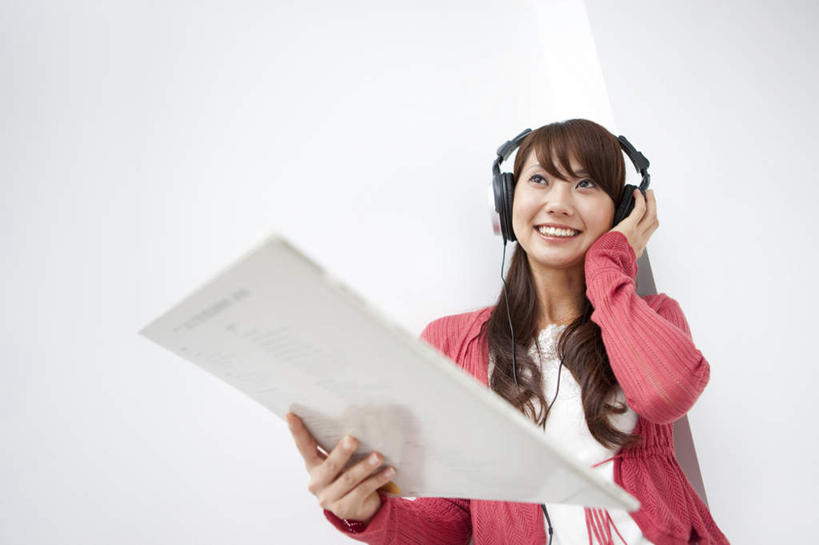 东方人,一个人,站,笑,微笑,露齿笑,横图,室内,白天,白色背景,正面,快乐,满意,幸福,亚洲,仅一个年轻女性,仅一个女性,仅一个人,服装,材料,档案,文件,棕色,音响,音乐,拿,拿着,注视,休闲装,黄种人,娱乐,衣服,耳机,资料,观察,看,站着,享受,休闲,休闲服,放松,摄影,服饰,影棚,观看,察看,舒适,享乐,关注,文档,年轻女性,女人,女性,亚洲人,长发,站立,半身,彩图,影棚拍摄,拍摄