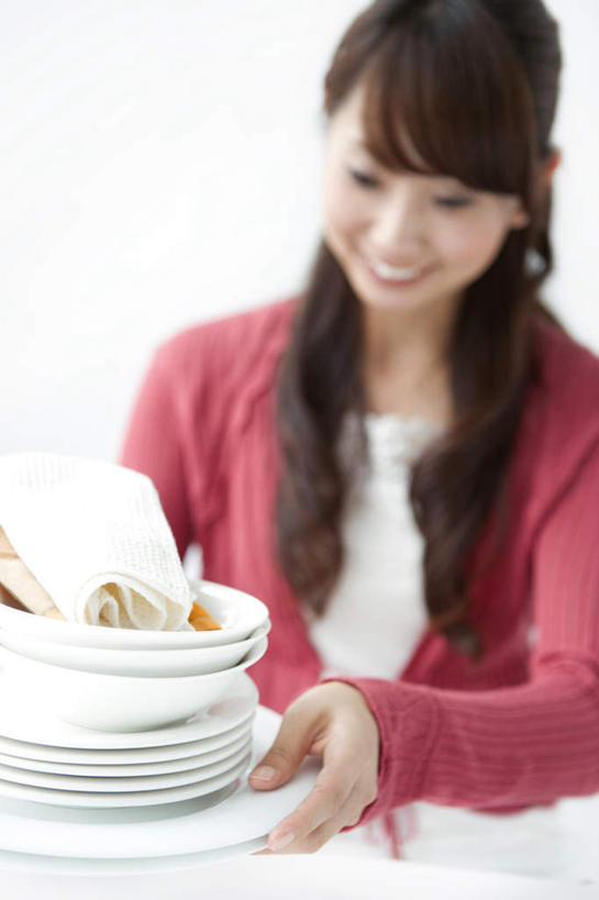 东方人,一个人,站,捧,笑,微笑,露齿笑,竖图,室内,白天,正面,餐具,亚洲,仅一个年轻女性,仅一个女性,仅一个人,服装,朦胧,模糊,碟子,盘,陶瓷,棕色,陶瓷制品,注视,休闲装,黄种人,衣服,红色,盘子,容器,碟,碗,观察,看,站着,休闲,休闲服,服饰,观看,储藏,察看,储存,关注,年轻女性,女人,女性,亚洲人,长发,端,端着,捧着,手捧,站立,半身,彩图,贮存