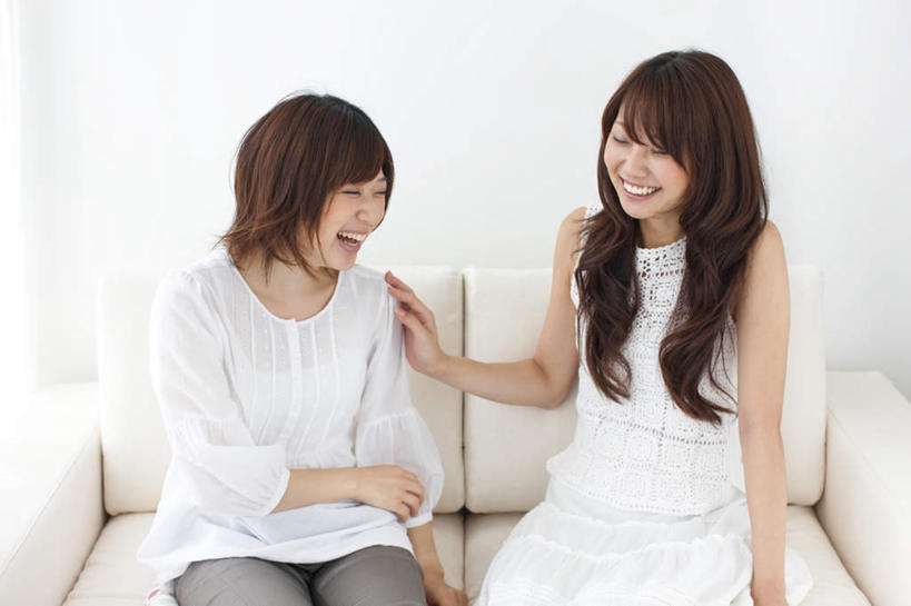 东方人,两个人,伙伴,朋友,客厅,坐,笑,微笑,露齿笑,横图,室内,白天,正面,友谊,沙发,亚洲,服装,墙,棕色,注视,休闲装,黄种人,墙壁,墙面,衣服,白色,观察,看,休闲,休闲服,服饰,观看,察看,起居室,关注,布艺沙发,友情,年轻女性,女人,女性,亚洲人,长发,坐着,半身,彩图,短发