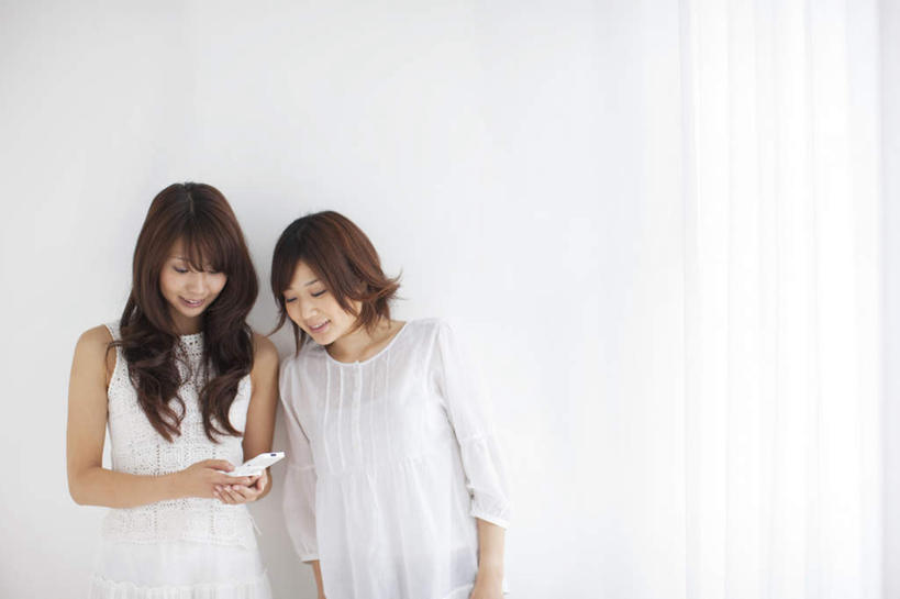 东方人,两个人,伙伴,朋友,站,打电话,横图,室内,白天,正面,友谊,窗帘,电话,手机,亚洲,服装,装饰,棕色,拿,拿着,注视,休闲装,黄种人,通讯设备,衣服,白色,帘子,观察,看,站着,休闲,休闲服,遮阳,服饰,观看,华丽,修饰,点缀,察看,关注,衬托,美观,雅致,雅观,交流,友情,年轻女性,女人,女性,亚洲人,长发,沟通,通话,站立,半身,彩图