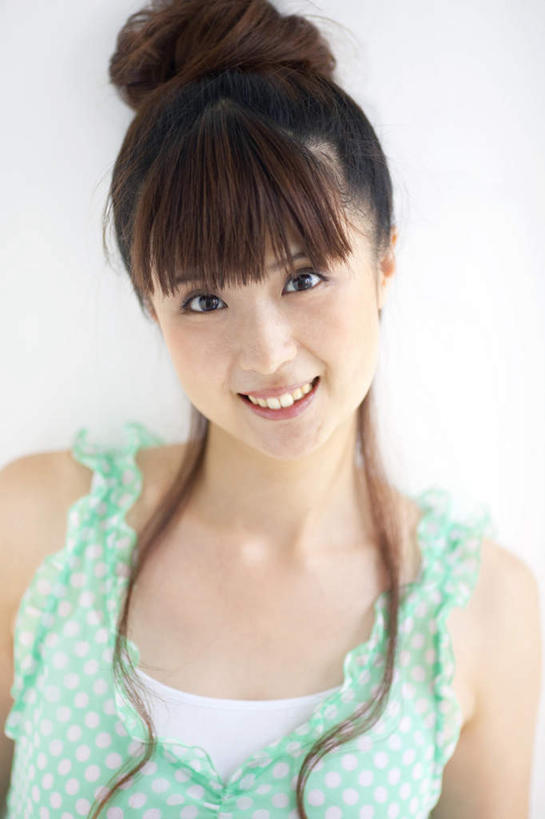 东方人,脸,头,脸颊,一个人,站,笑,微笑,露齿笑,竖图,室内,特写,白天,白色背景,正面,亚洲,仅一个年轻女性,仅一个女性,仅一个人,服装,棕色,注视,休闲装,黄种人,衣服,绿色,观察,看,站着,休闲,休闲服,摄影,服饰,影棚,观看,察看,关注,年轻女性,女人,女性,亚洲人,头部,长发,脸部,脸蛋,面部,站立,半身,彩图,影棚拍摄,拍摄