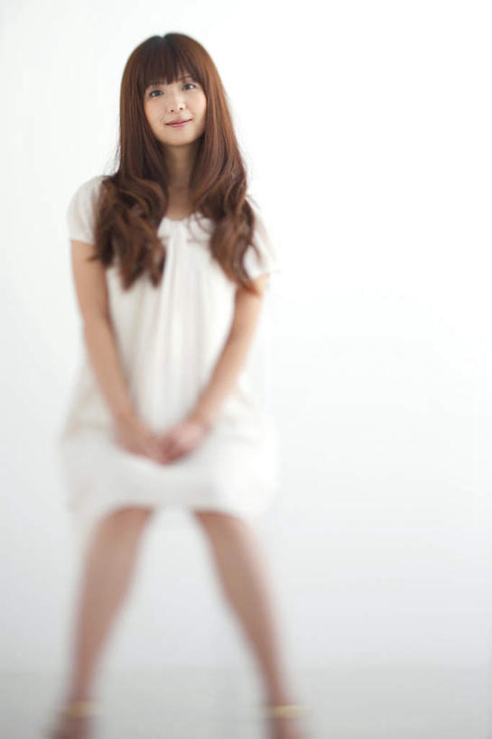 东方人,一个人,站,双手交叉,竖图,室内,白天,白色背景,正面,亚洲,仅一个年轻女性,仅一个女性,仅一个人,服装,墙,棕色,注视,休闲装,黄种人,墙壁,墙面,衣服,白色,观察,看,站着,休闲,休闲服,摄影,服饰,影棚,观看,察看,双手抱胸,关注,年轻女性,女人,女性,亚洲人,长发,卷发,站立,半身,彩图,影棚拍摄,拍摄