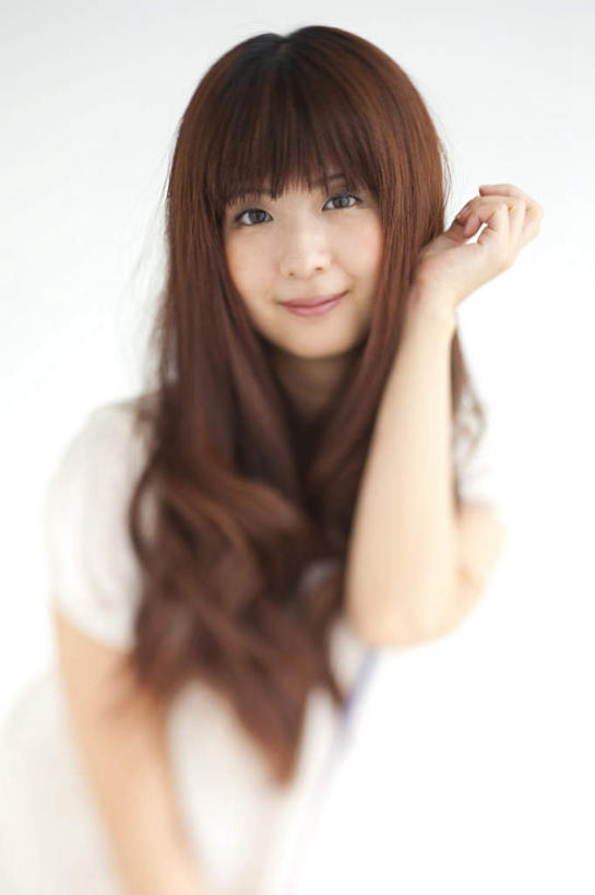 东方人,一个人,站,举,竖图,室内,白天,白色背景,正面,亚洲,仅一个年轻女性,仅一个女性,仅一个人,服装,棕色,注视,休闲装,黄种人,衣服,白色,观察,看,托,站着,休闲,休闲服,摄影,服饰,影棚,观看,察看,关注,年轻女性,女人,女性,亚洲人,长发,卷发,举起,举手,举着,向上举,向上伸,向上托,站立,半身,彩图,影棚拍摄,拍摄