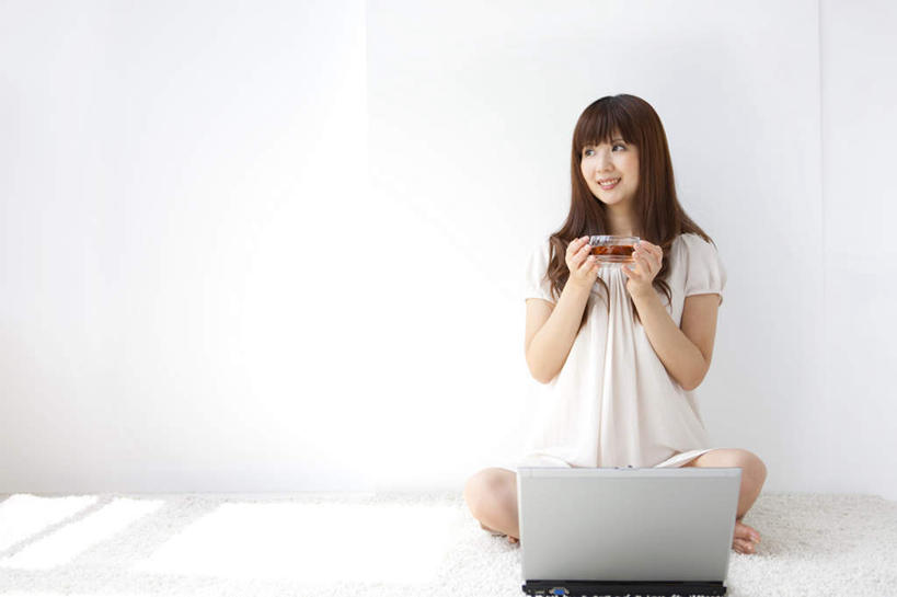 东方人,一个人,坐,盘腿,横图,室内,白天,正面,幸福,电脑,笔记本电脑,茶,杯子,亚洲,仅一个年轻女性,仅一个女性,仅一个人,服装,网络,茶叶,棕色,拿,拿着,注视,休闲装,黄种人,娱乐,通讯设备,玻璃制品,衣服,白色,水杯,观察,看,享受,休闲,温馨,休闲服,放松,乐趣,服饰,观看,察看,提神,无线,舒适,关注,醒脑,通信设备,无线网络,无线上网,便携式电脑,手提电脑,年轻女性,女人,女性,亚洲人,长发,卷发,玻璃杯,盘腿而坐,盘膝,盘着腿的,盘着腿坐,双腿交叉,坐着,彩图,全身