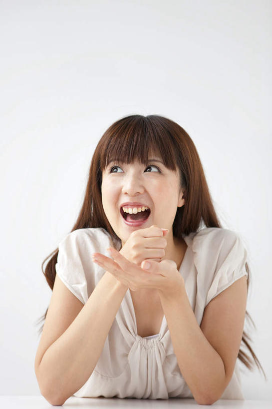 东方人,一个人,站,笑,微笑,露齿笑,竖图,室内,白天,白色背景,正面,桌面,桌子,亚洲,仅一个年轻女性,仅一个女性,仅一个人,服装,木制,墙,棕色,注视,休闲装,黄种人,墙壁,墙面,衣服,白色,木制品,观察,看,站着,休闲,休闲服,摄影,服饰,影棚,观看,察看,关注,年轻女性,女人,女性,亚洲人,长发,卷发,站立,半身,彩图,影棚拍摄,拍摄