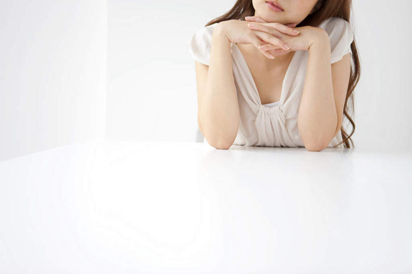 东方人,一个人,坐,笑,双手交叉,微笑,横图,室内,白天,白色背景,正面,桌面,桌子,亚洲,仅一个年轻女性,仅一个女性,仅一个人,撑,服装,木制,墙,棕色,注视,休闲装,黄种人,墙壁,墙面,衣服,白色,木制品,观察,看,休闲,休闲服,摄影,服饰,影棚,观看,察看,撑着,关注,年轻女性,女人,女性,亚洲人,长发,卷发,坐着,半身,彩图,影棚拍摄,拍摄