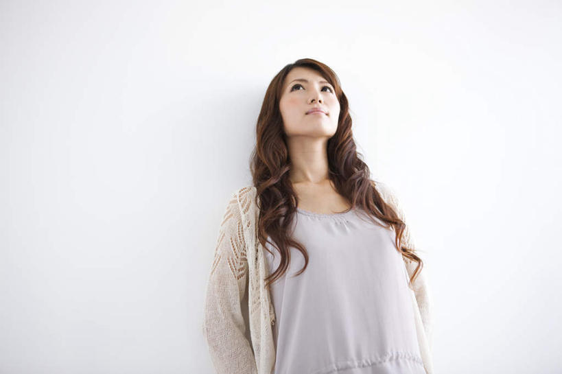 东方人,一个人,站,横图,室内,白天,白色背景,仰视,亚洲,仅一个年轻女性,仅一个女性,仅一个人,服装,墙,棕色,注视,休闲装,黄种人,墙壁,墙面,衣服,白色,观察,看,站着,休闲,休闲服,摄影,服饰,影棚,观看,察看,关注,背手,年轻女性,女人,女性,亚洲人,长发,卷发,站立,半身,彩图,低角度拍摄,影棚拍摄,拍摄