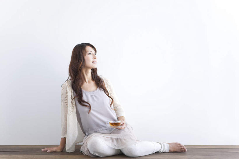 东方人,一个人,坐,横图,室内,白天,白色背景,正面,幸福,茶,杯子,亚洲,仅一个年轻女性,仅一个女性,仅一个人,撑,服装,茶叶,棕色,一杯,拿,拿着,注视,休闲装,黄种人,娱乐,玻璃制品,衣服,白色,水杯,观察,看,享受,休闲,温馨,休闲服,放松,乐趣,摄影,服饰,影棚,观看,察看,提神,撑着,舒适,关注,醒脑,年轻女性,女人,女性,亚洲人,长发,卷发,玻璃杯,坐着,彩图,全身,影棚拍摄,拍摄