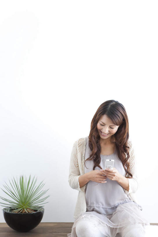 东方人,一个人,坐,打电话,竖图,室内,白天,正面,植物,电话,手机,亚洲,仅一个年轻女性,仅一个女性,仅一个人,服装,盆栽,墙,棕色,盆景,拿,拿着,注视,休闲装,黄种人,通讯设备,墙壁,墙面,衣服,绿色,白色,自然,观察,看,休闲,休闲服,服饰,生长,成长,观看,察看,关注,交流,年轻女性,女人,女性,亚洲人,长发,卷发,沟通,通话,坐着,半身,彩图