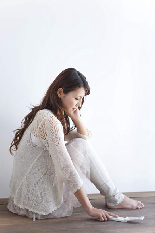 东方人,一个人,坐,打电话,竖图,室内,白天,侧面,地板,电话,手机,亚洲,仅一个年轻女性,仅一个女性,仅一个人,敲打,服装,棕色,地面,拿,拿着,注视,休闲装,黄种人,输入,通讯设备,木地板,衣服,白色,打字,观察,看,休闲,休闲服,服饰,观看,点击,敲击,察看,操作,关注,交流,按键,年轻女性,女人,女性,亚洲人,长发,卷发,沟通,通话,坐着,彩图,全身