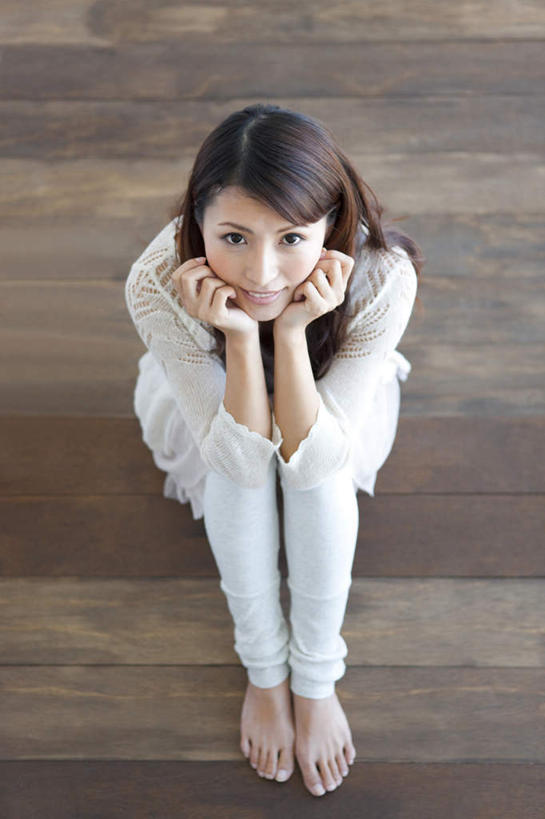 东方人,一个人,坐,笑,微笑,竖图,俯视,室内,白天,地板,亚洲,仅一个年轻女性,仅一个女性,仅一个人,撑,服装,棕色,地面,托腮,注视,休闲装,黄种人,木地板,衣服,白色,观察,看,托,休闲,休闲服,服饰,观看,察看,关注,托下巴,年轻女性,女人,女性,亚洲人,长发,卷发,坐着,彩图,高角度拍摄,全身