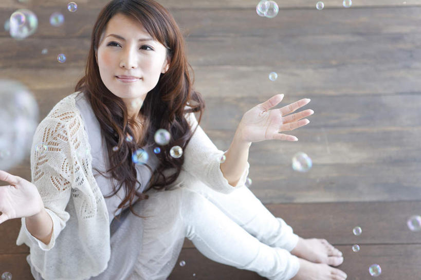 东方人,一个人,坐,伸展双臂,横图,俯视,彩色,室内,白天,游戏,地板,玩具,亚洲,仅一个年轻女性,仅一个女性,仅一个人,许多,服装,漂浮,透明,棕色,地面,玩,注视,休闲装,黄种人,娱乐,木地板,衣服,白色,泡泡,观察,看,休闲,休闲服,益智,服饰,观看,活动,察看,发泄,关注,消遣,智力,泡泡机,宣泄,飘拂,年轻女性,女人,女性,亚洲人,长发,卷发,敞开双臂,伸开双臂,玩耍,嬉戏,展开双肩,张开手臂,张开双臂,坐着,半身,彩图,高角度拍摄