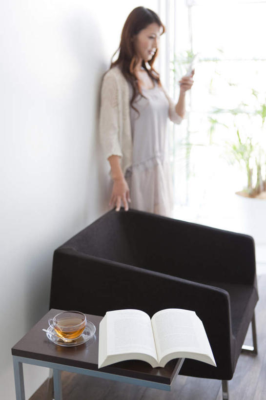 东方人,一个人,站,竖图,室内,白天,侧面,幸福,茶,窗户,沙发,杯子,餐具,书籍,亚洲,仅一个年轻女性,仅一个女性,仅一个人,阴影,服装,朦胧,模糊,反射,碟子,盘,影子,勺子,墙,茶叶,棕色,一杯,注视,休闲装,黄种人,娱乐,玻璃窗,墙壁,墙面,玻璃制品,衣服,白色,黑色,盘子,水杯,调羹,碟,汤匙,打开,观察,看,站着,享受,休闲,温馨,休闲服,放松,乐趣,服饰,观看,察看,提神,舒适,开启,关注,醒脑,年轻女性,女人,女性,亚洲人,长发,卷发,玻璃杯,书,图书,站立,半身,彩图,皮沙发