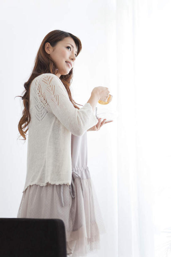 东方人,一个人,站,竖图,室内,白天,侧面,幸福,茶,窗帘,沙发,杯子,餐具,亚洲,仅一个年轻女性,仅一个女性,仅一个人,服装,装饰,碟子,盘,墙,茶叶,棕色,一杯,拿,拿着,注视,休闲装,黄种人,娱乐,墙壁,墙面,玻璃制品,衣服,白色,帘子,盘子,水杯,碟,观察,看,站着,享受,休闲,温馨,休闲服,遮阳,放松,乐趣,服饰,观看,华丽,修饰,点缀,察看,提神,舒适,关注,醒脑,衬托,美观,雅致,雅观,年轻女性,女人,女性,亚洲人,长发,卷发,玻璃杯,站立,半身,彩图,皮沙发